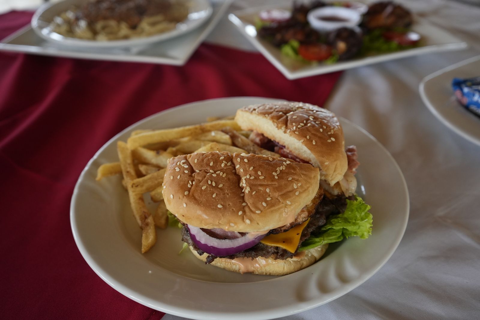 Hamburguesa con papas fritas servida en el restaurante del hotel.