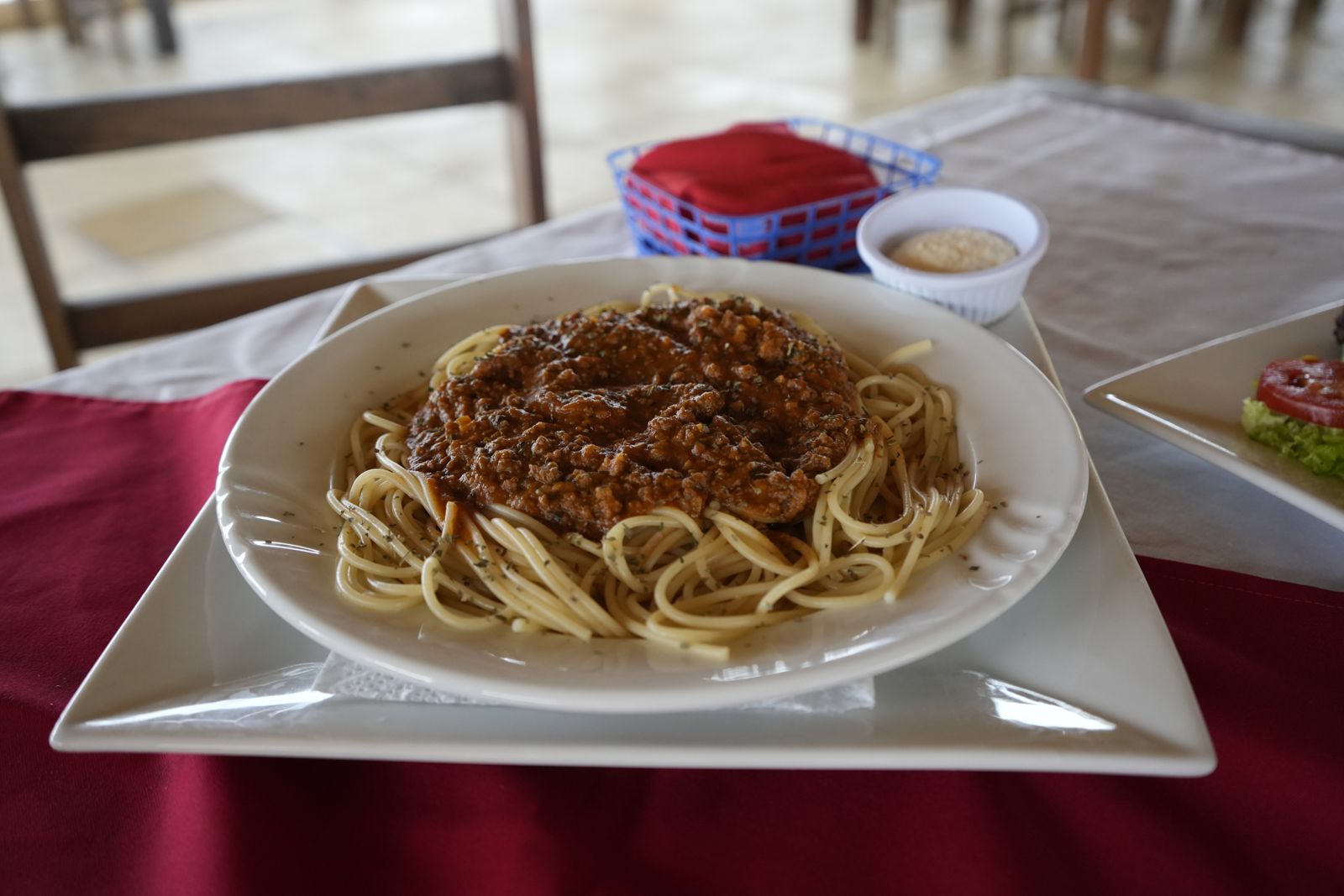 Plato de pasta con salsa servido en una mesa del restaurante del hotel.